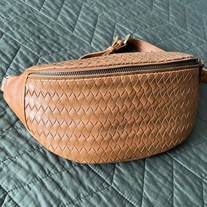Mandrn Woven Atlas Tan Crossbody